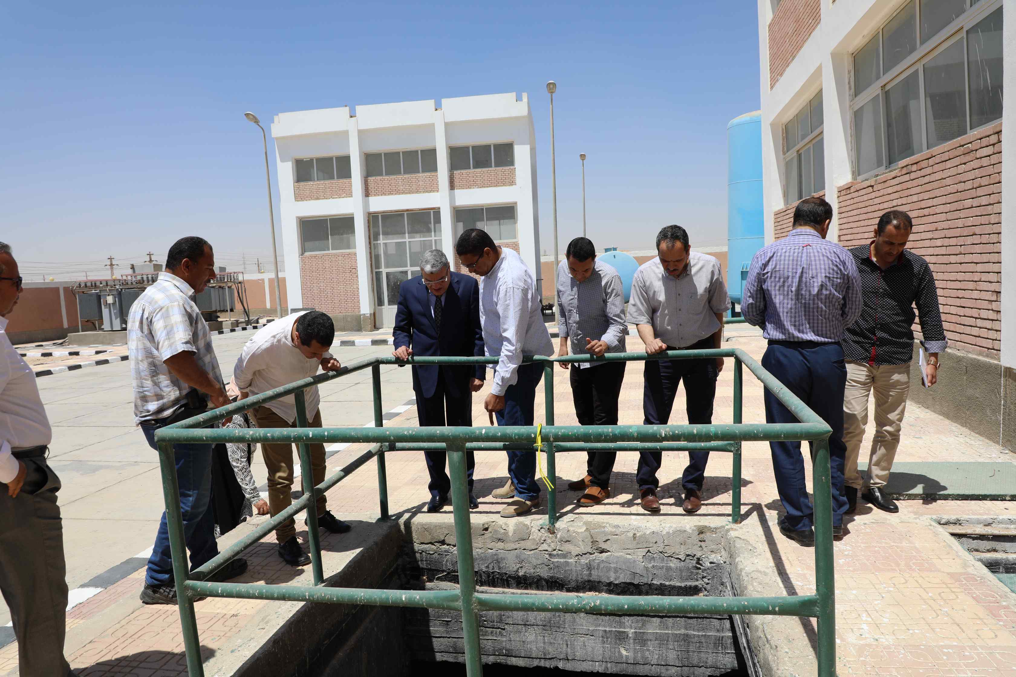 محافظ المنيا يتفقد محطة معالجة الصرف الصحى بالصحراوى الغربى تمهيدا لتشغيلها رسميا (2)