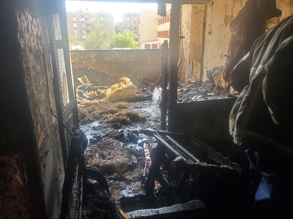 السيطرة على حريق شب فى وحدات سكنية بأحد العقارات (11)