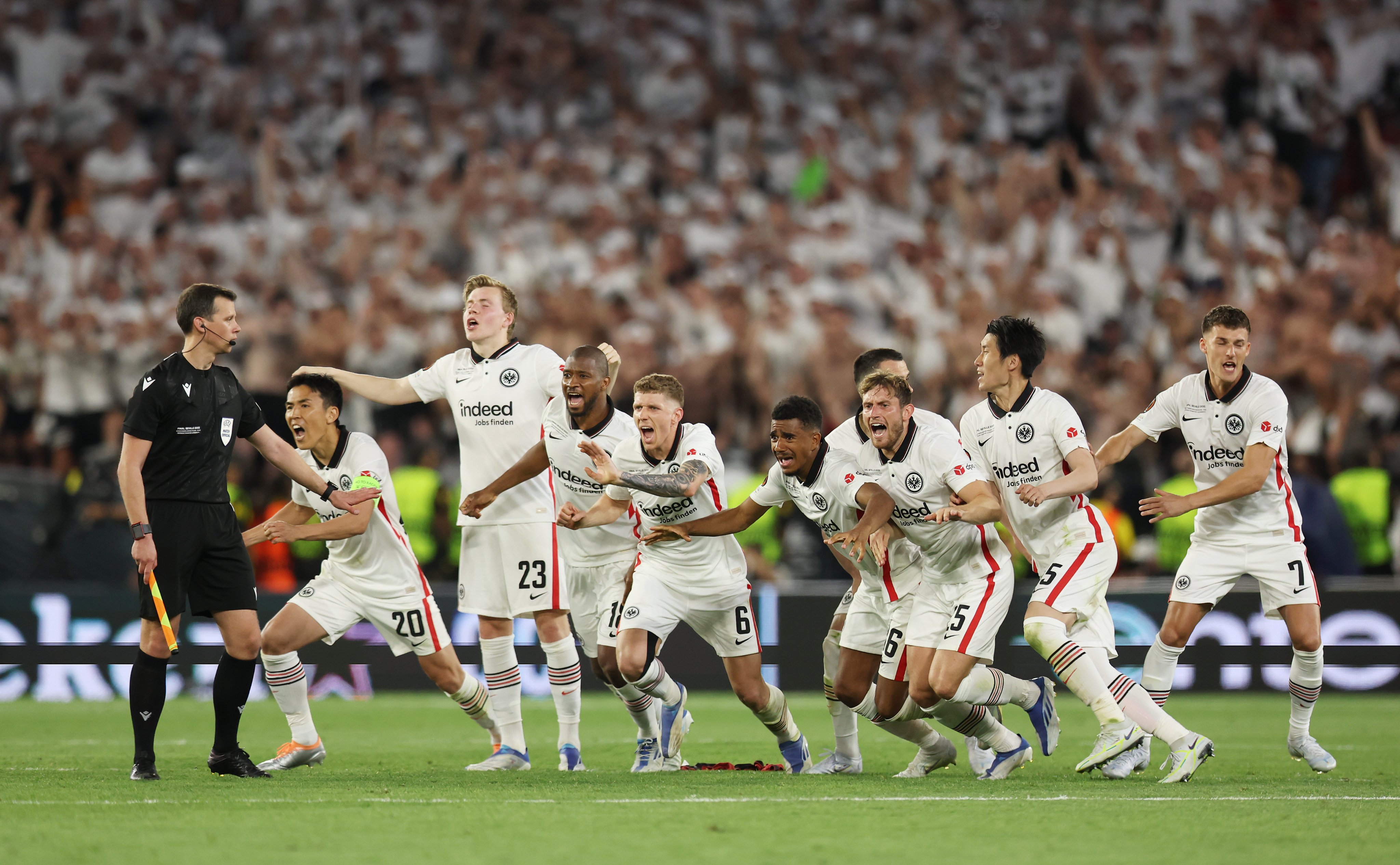 مراسم تتويج اينتراخت بالدوري الأوروبي (4)