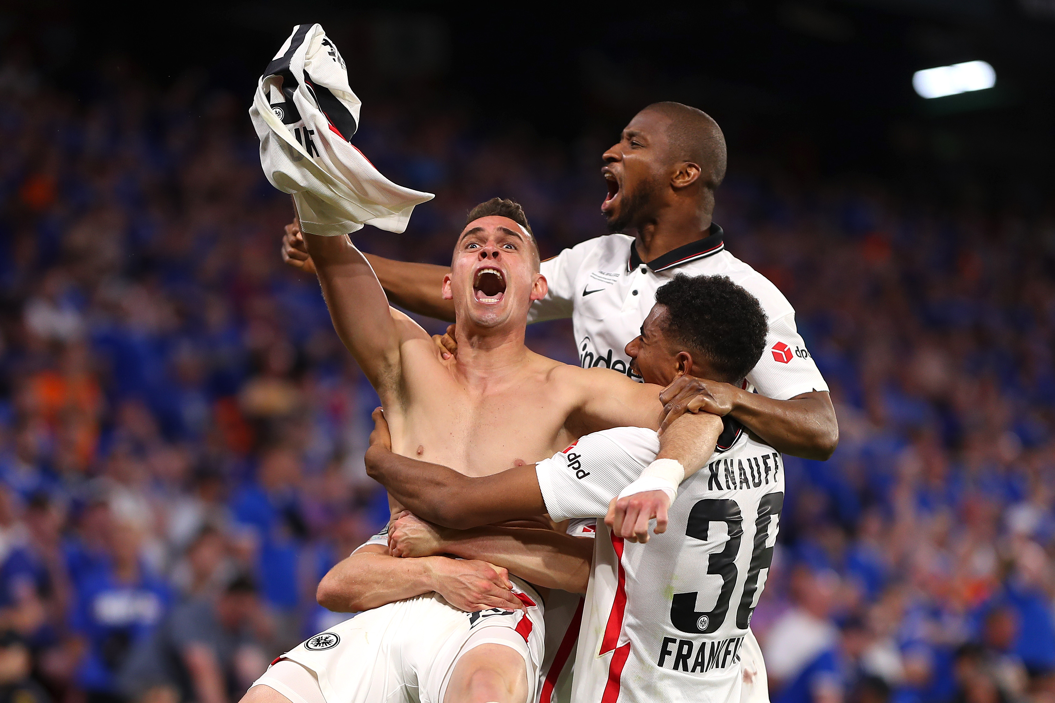 مراسم تتويج اينتراخت بالدوري الأوروبي (3)