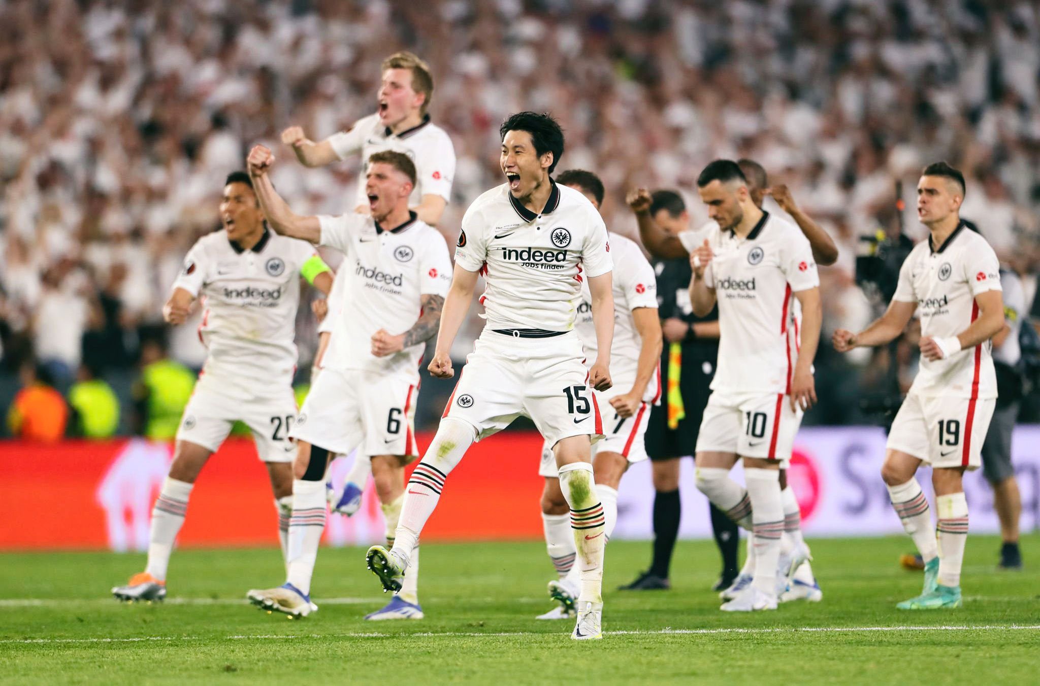 مراسم تتويج اينتراخت بالدوري الأوروبي (7)