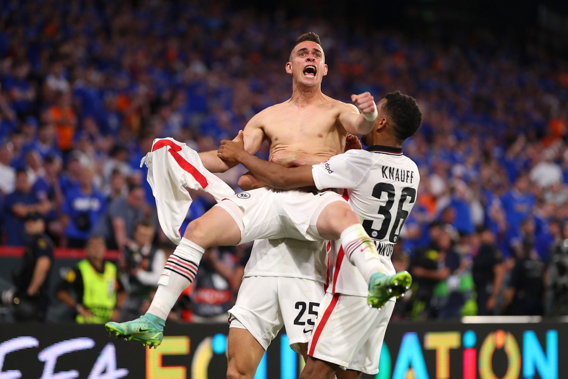 مراسم تتويج اينتراخت بالدوري الأوروبي (2)