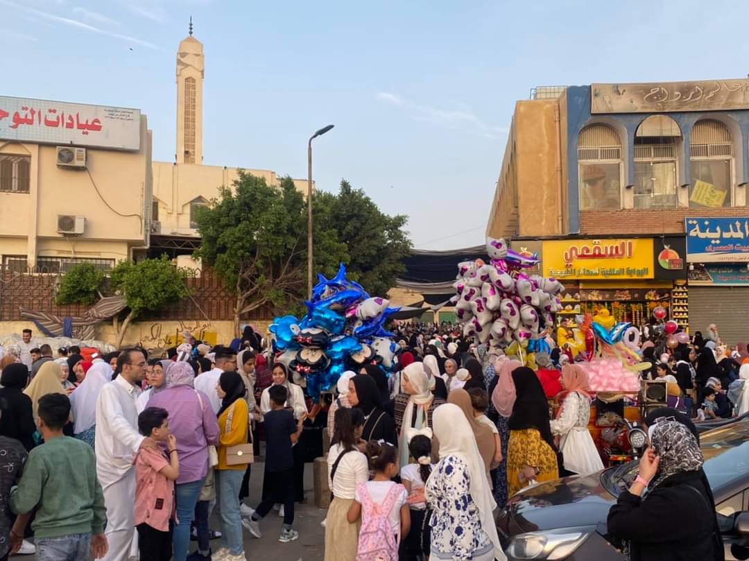 أهالى الشرقية يحتفلون مع أطفالهم بعد تأدية صلاة العيد (7)