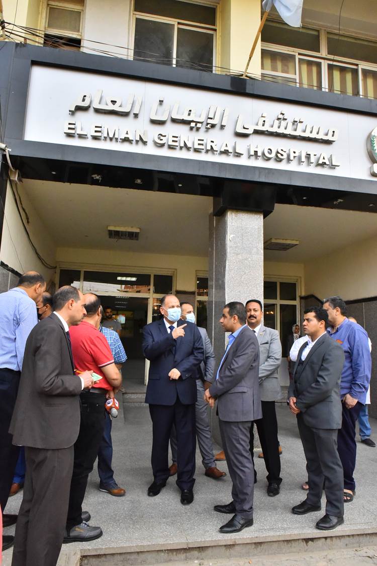محافظ أسيوط يزور مستشفيات الإيمان العام والشاملة لتهنئة المرضى بالعيد  (24)