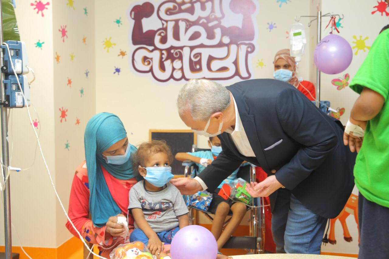 محافظ الأقصر يحتفل بالعيد مع أطفال السرطان  (1)