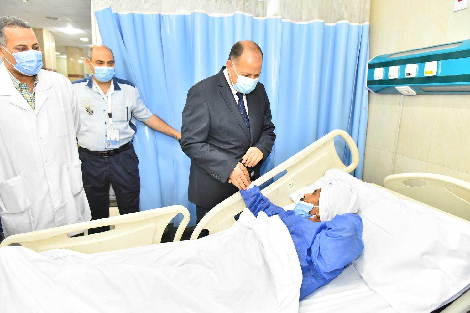 محافظ أسيوط يزور مستشفيات الإيمان العام والشاملة لتهنئة المرضى بالعيد  (8)