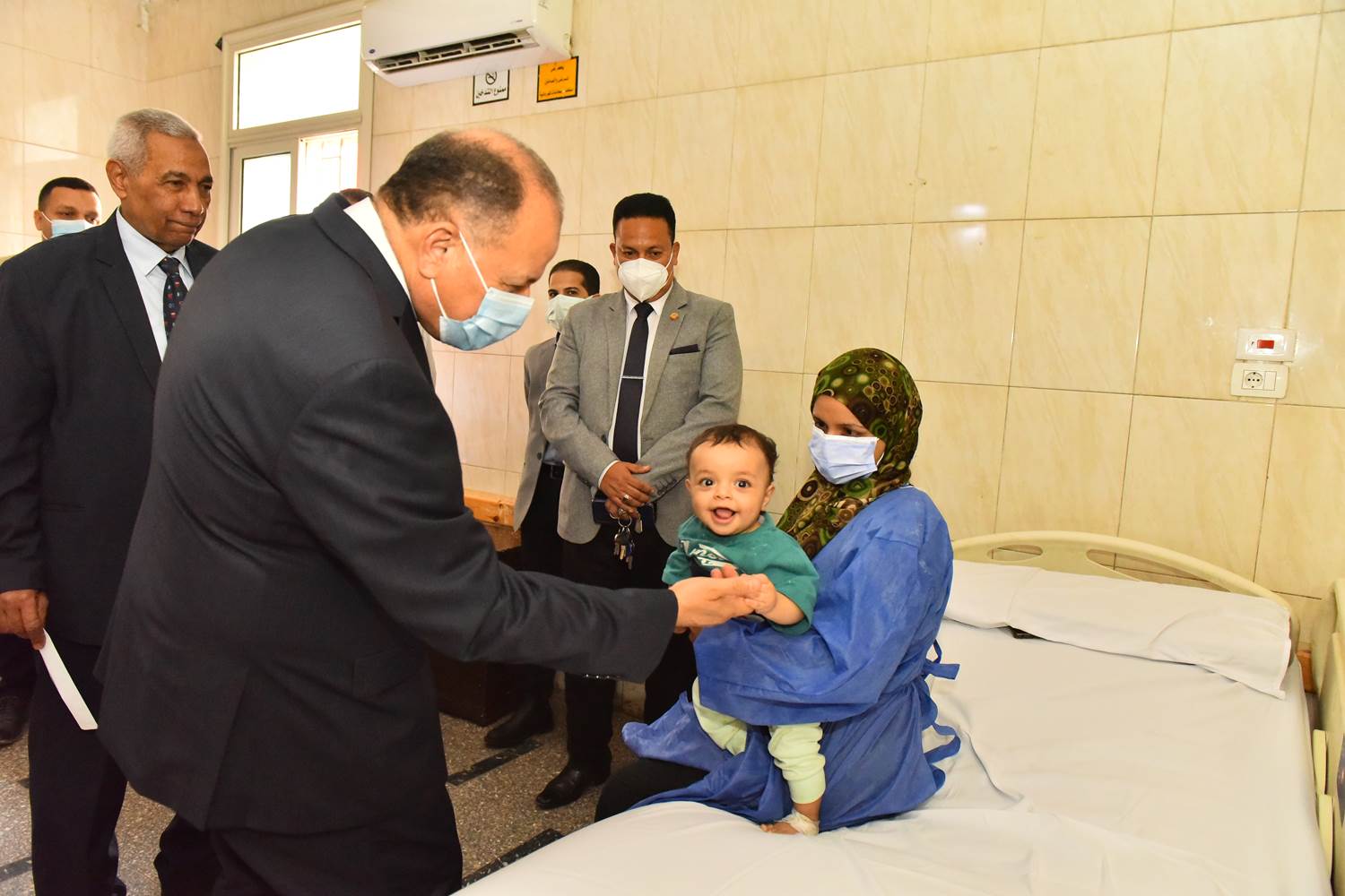 محافظ أسيوط يزور مستشفيات الإيمان العام والشاملة لتهنئة المرضى بالعيد  (4)