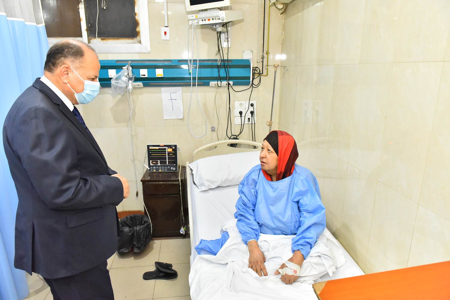 محافظ أسيوط يزور مستشفيات الإيمان العام والشاملة لتهنئة المرضى بالعيد  (9)