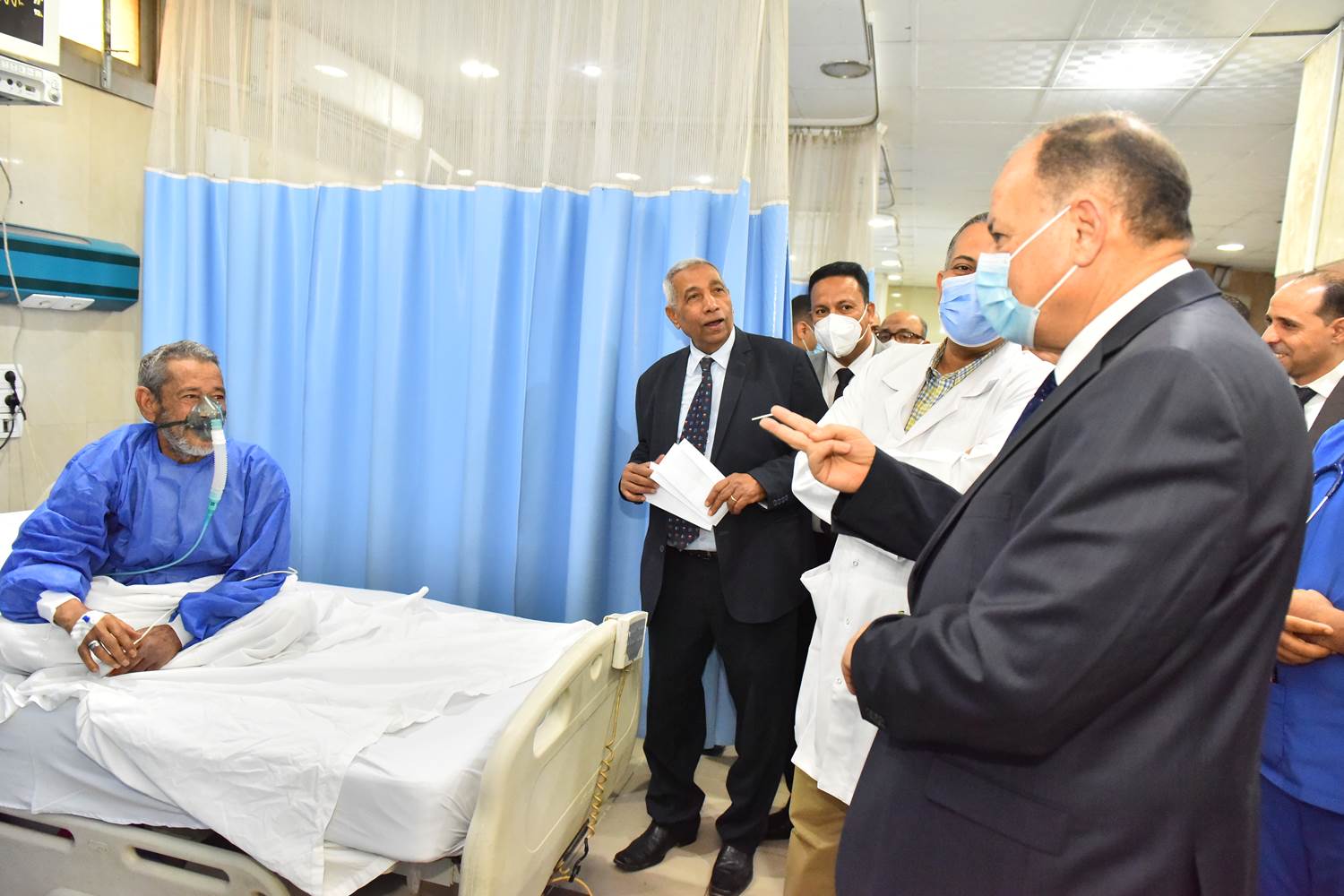 محافظ أسيوط يزور مستشفيات الإيمان العام والشاملة لتهنئة المرضى بالعيد  (10)