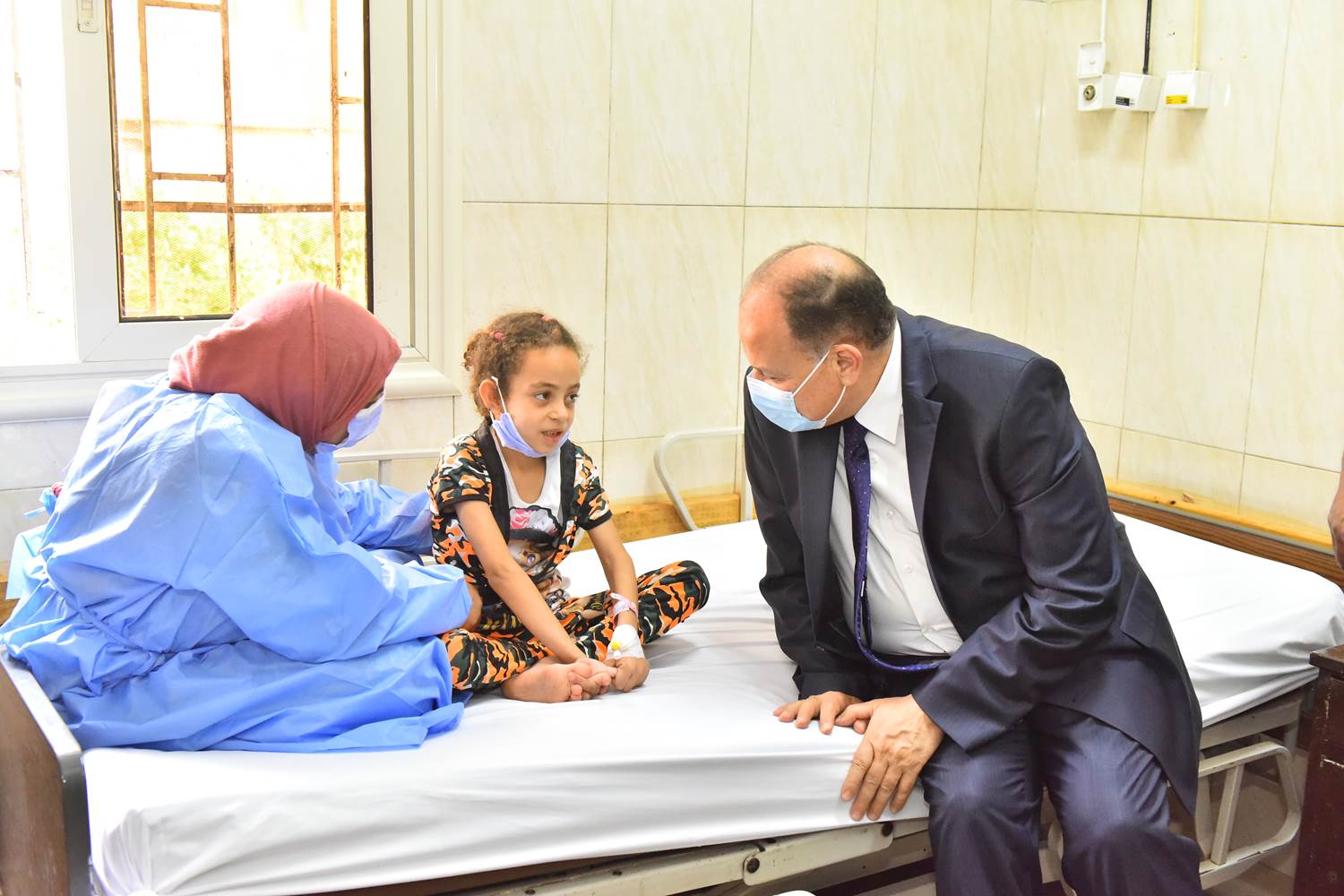 محافظ أسيوط يزور مستشفيات الإيمان العام والشاملة لتهنئة المرضى بالعيد  (6)