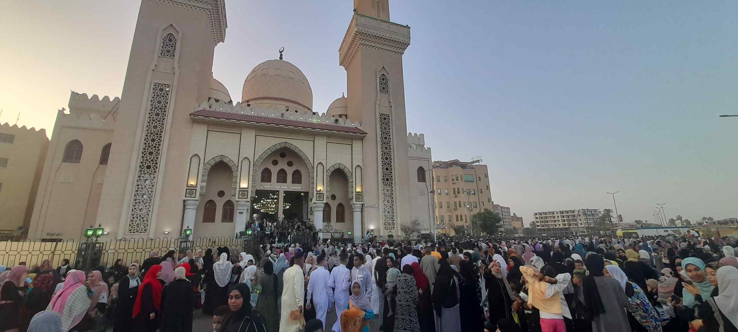 المئات يتوافدون على المساجد فى أسوان (2)