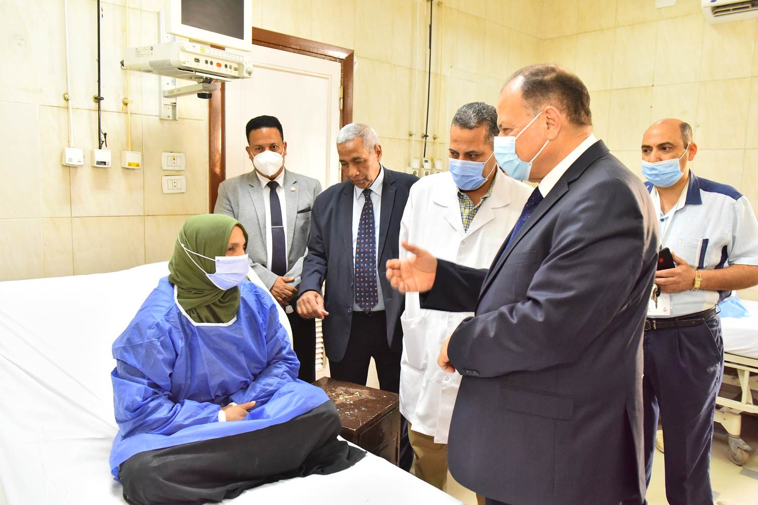 محافظ أسيوط يزور مستشفيات الإيمان العام والشاملة لتهنئة المرضى بالعيد  (7)