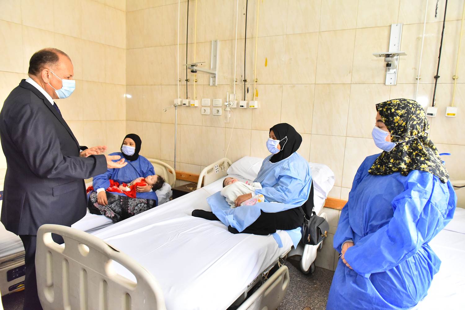 محافظ أسيوط يزور مستشفيات الإيمان العام والشاملة لتهنئة المرضى بالعيد  (3)
