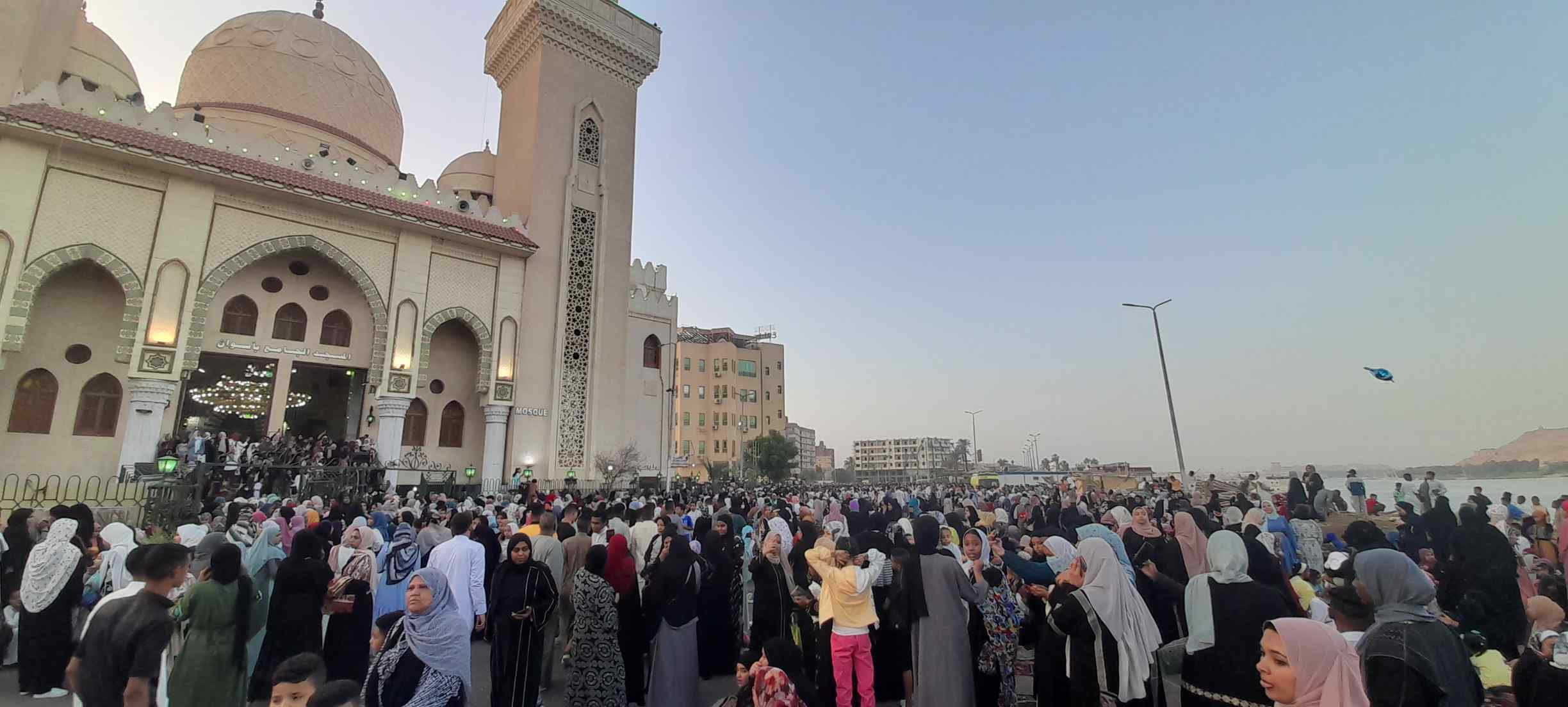 المئات يتوافدون على المساجد فى أسوان (1)