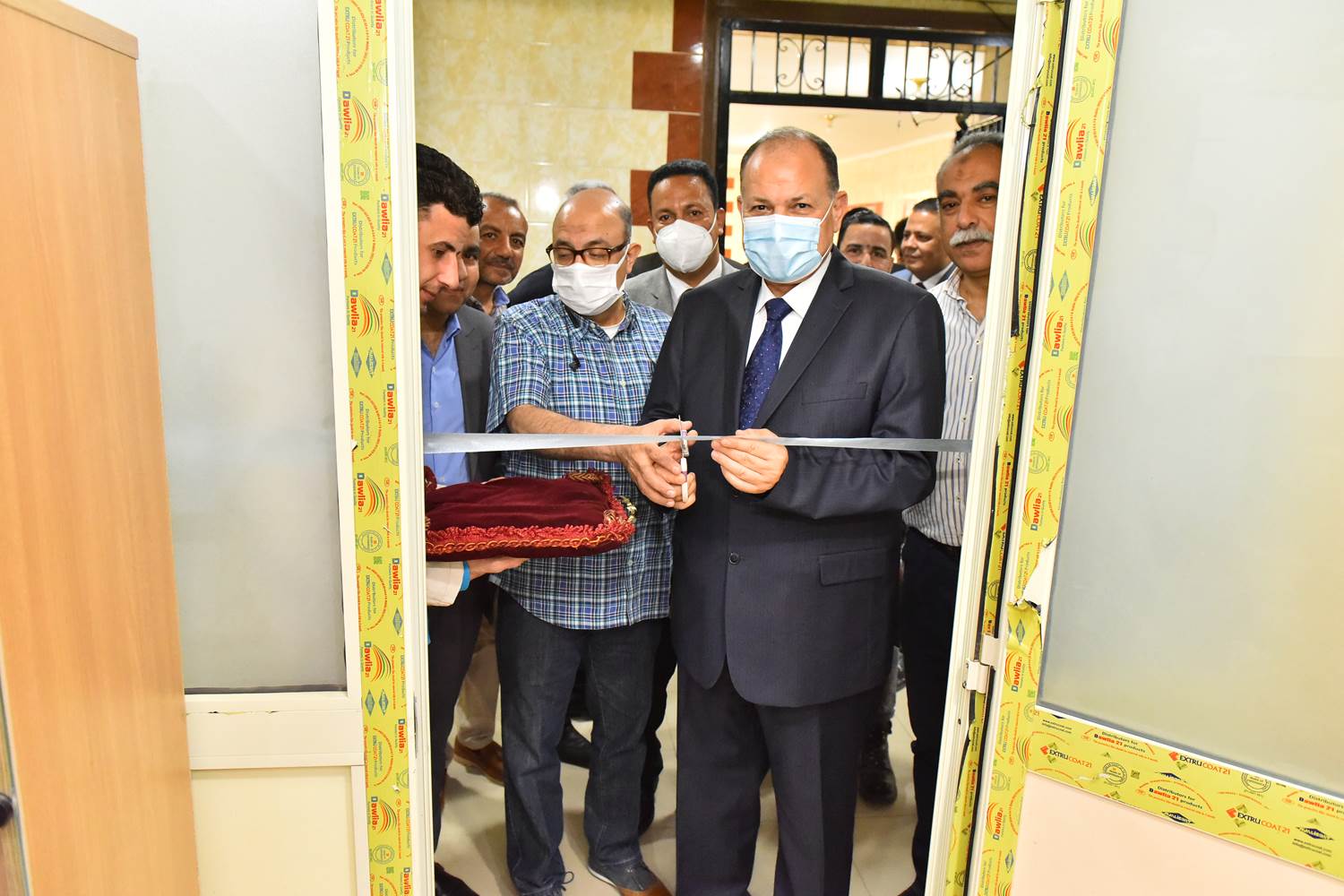محافظ أسيوط يزور مستشفيات الإيمان العام والشاملة لتهنئة المرضى بالعيد  (18)