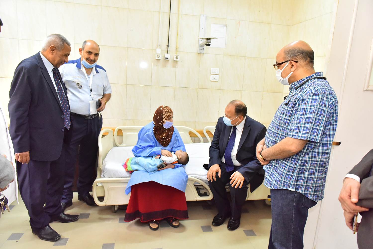 محافظ أسيوط يزور مستشفيات الإيمان العام والشاملة لتهنئة المرضى بالعيد  (5)