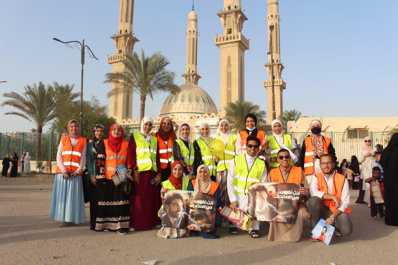 المتطوعون بصندوق مكافحة الإدمان يجوبون الساحات والميادين للتوعية بأضرار الإدمان خلال أيام عيد الفطر