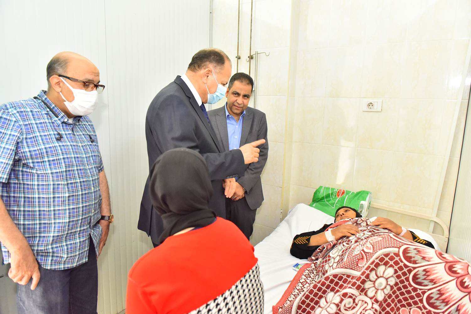 محافظ أسيوط يزور مستشفيات الإيمان العام والشاملة لتهنئة المرضى بالعيد  (15)