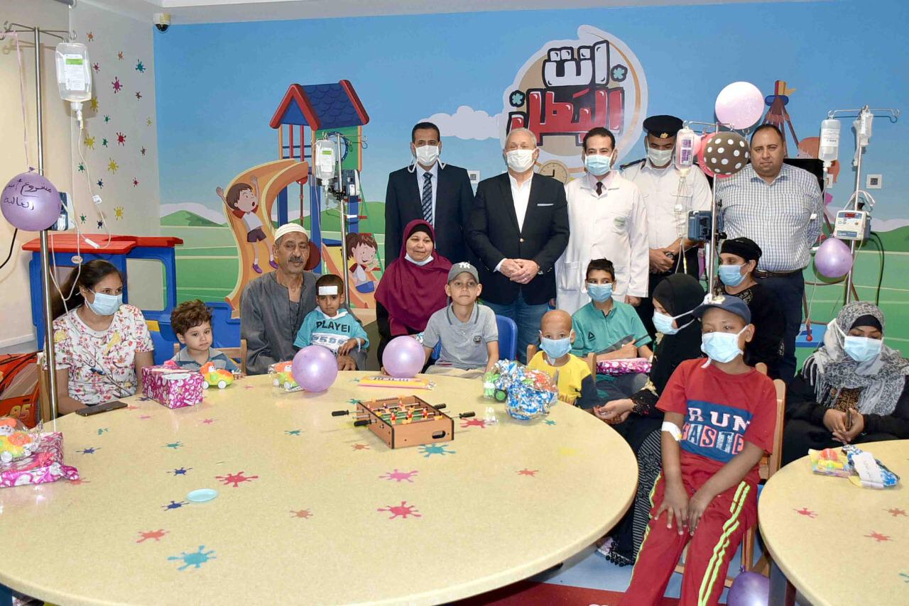 محافظ الأقصر يحتفل بالعيد مع أطفال السرطان  (7)