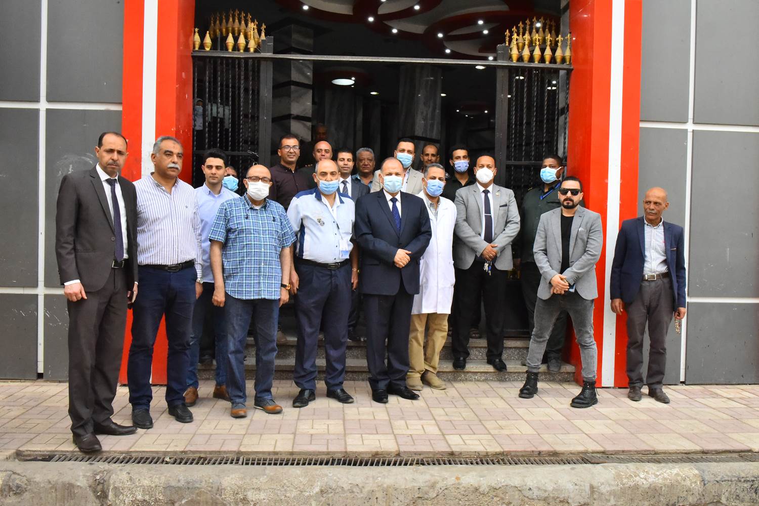 محافظ أسيوط يزور مستشفيات الإيمان العام والشاملة لتهنئة المرضى بالعيد  (12)