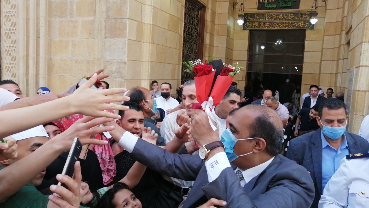 مدير أمن الغربية يوزع الورود والاعلام والبلابين علي المصلين  (3)