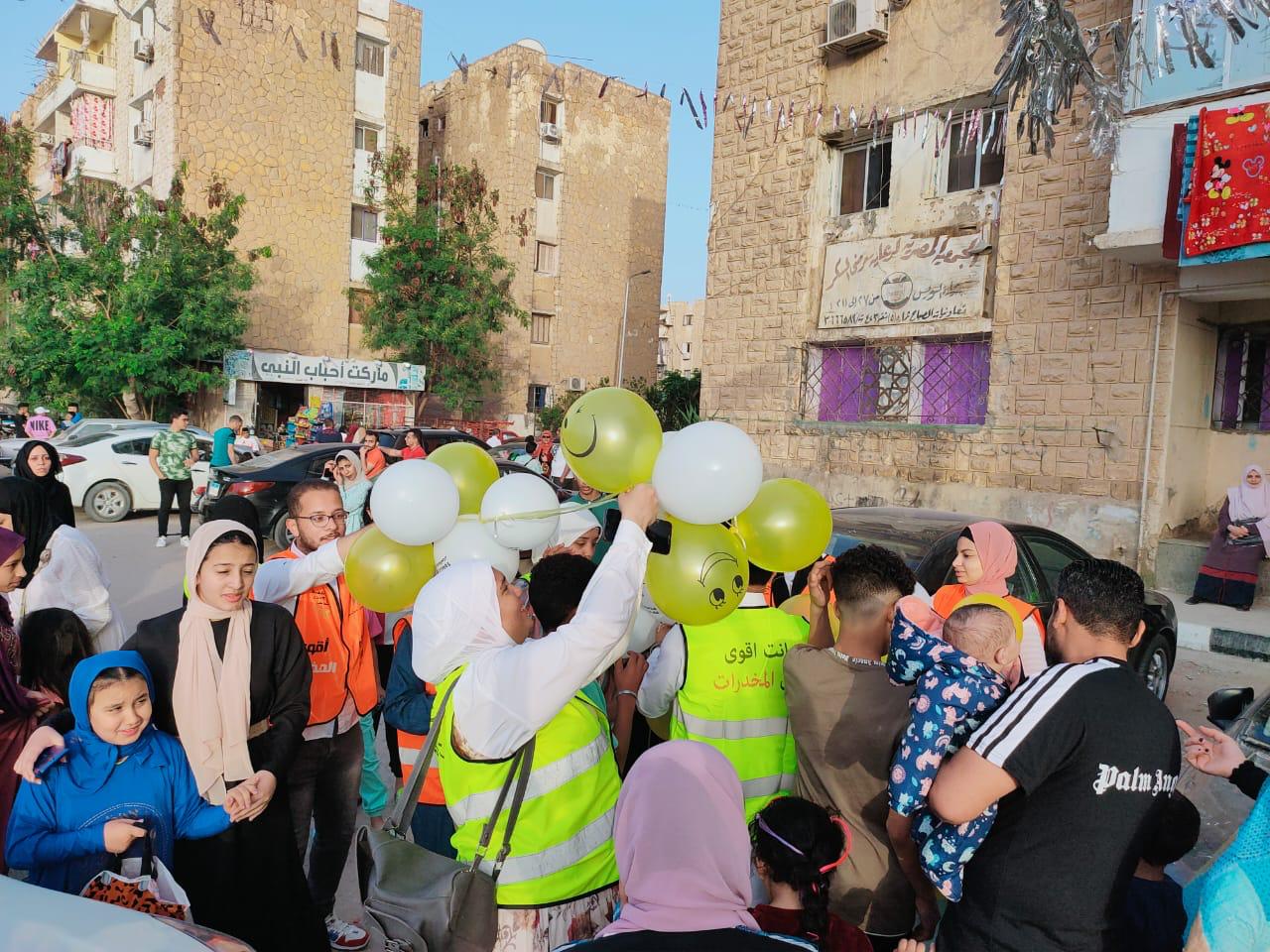 توزيع بلالين على الأطفال ضمن مباردات التوعية بأضرار الإدمان خلال عيد الفطر المبارك