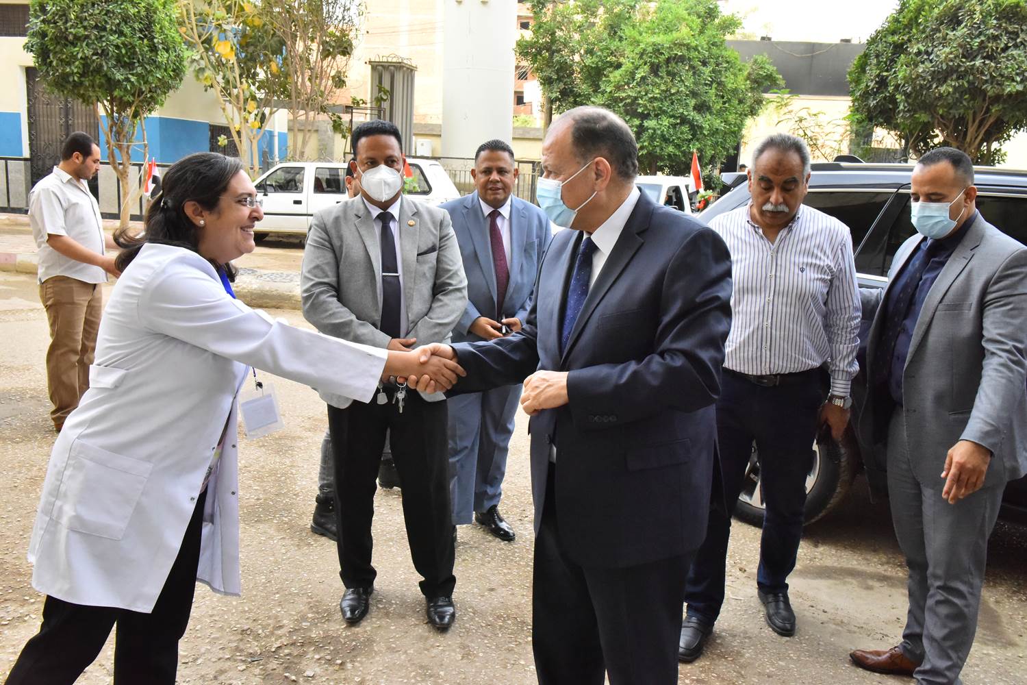 محافظ أسيوط يزور مستشفيات الإيمان العام والشاملة لتهنئة المرضى بالعيد  (13)