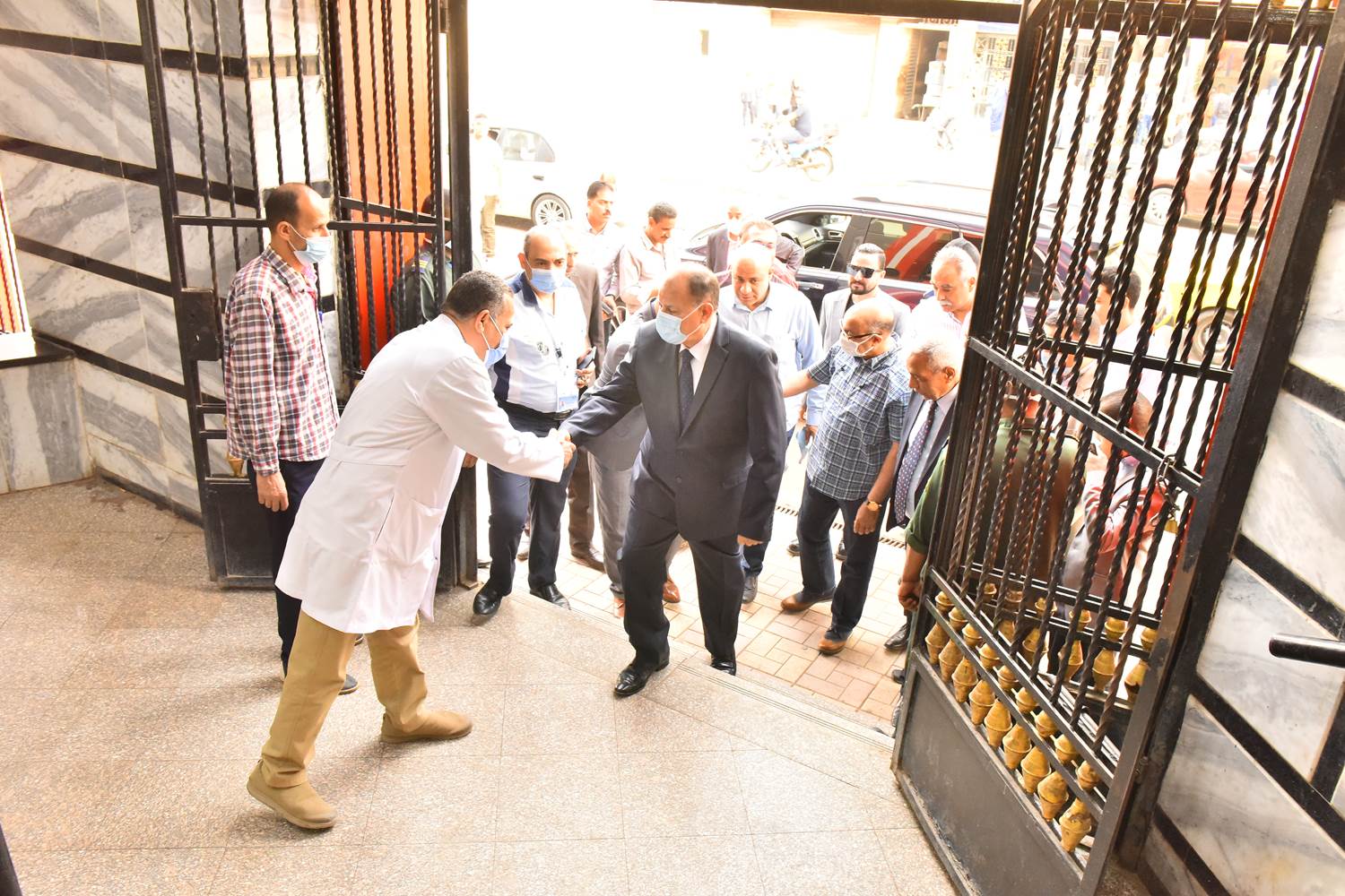 محافظ أسيوط يزور مستشفيات الإيمان العام والشاملة لتهنئة المرضى بالعيد  (1)