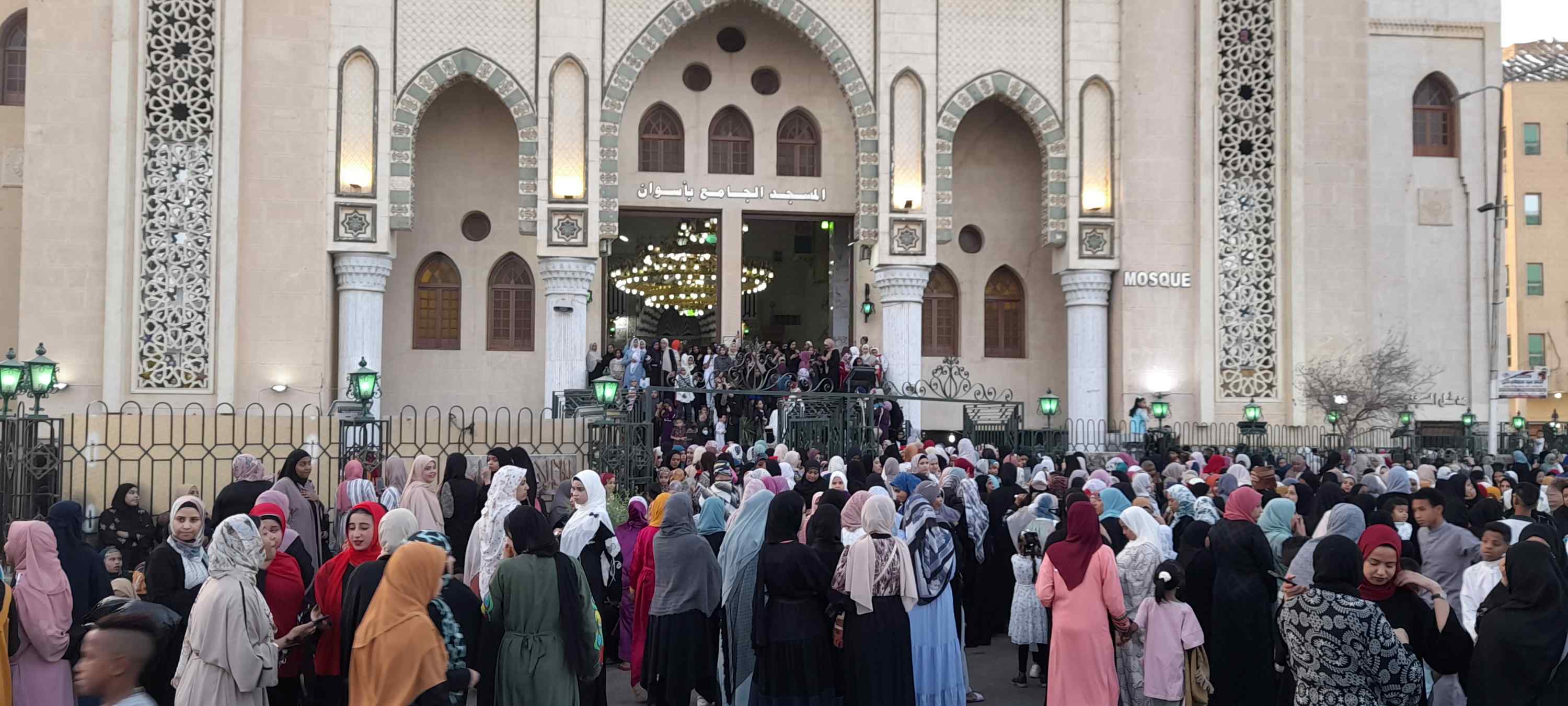 المئات يتوافدون على المساجد فى أسوان (4)