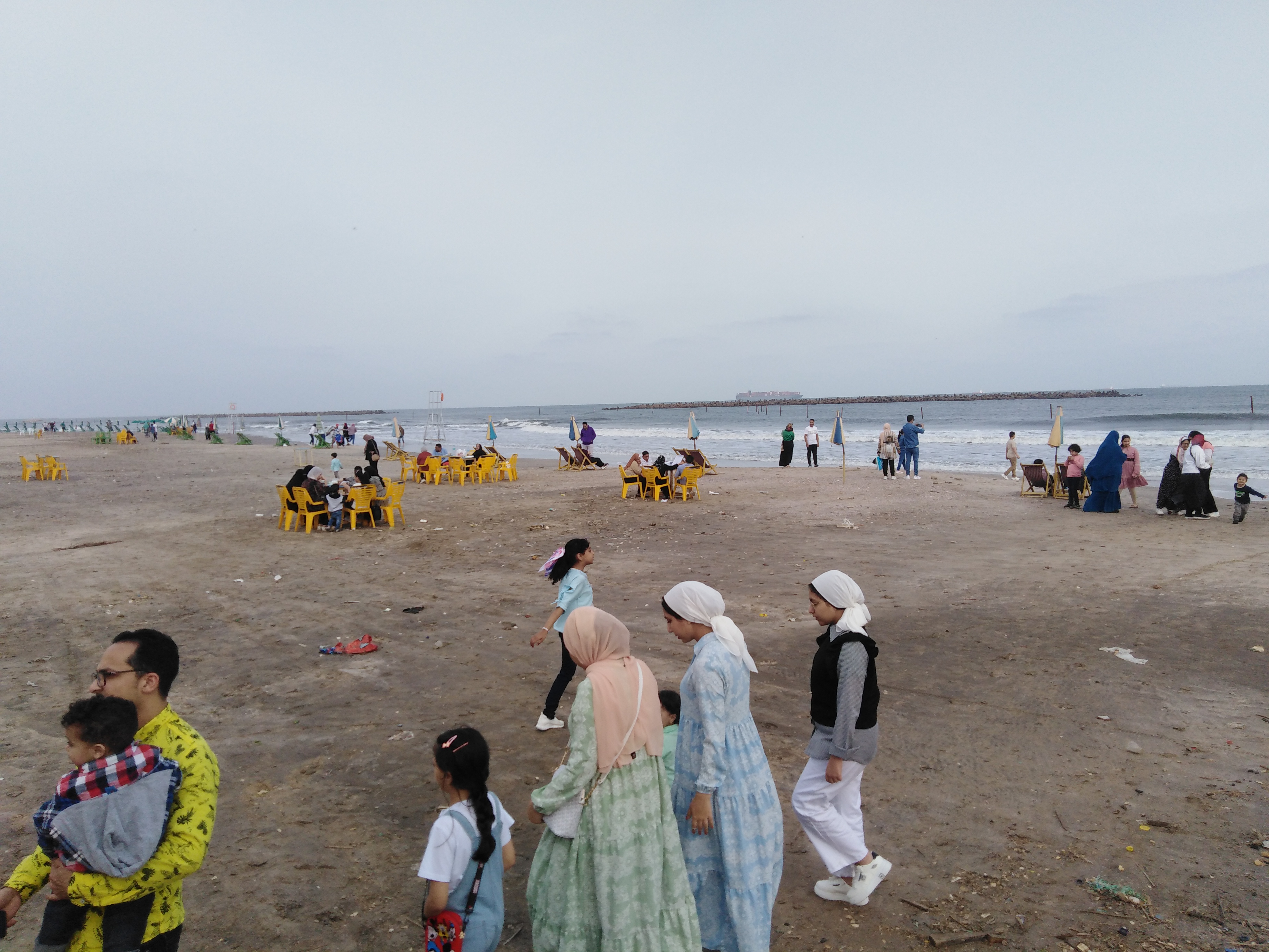 إقبال رواد مصيف رأس البر على شاطئ البلاج (3)