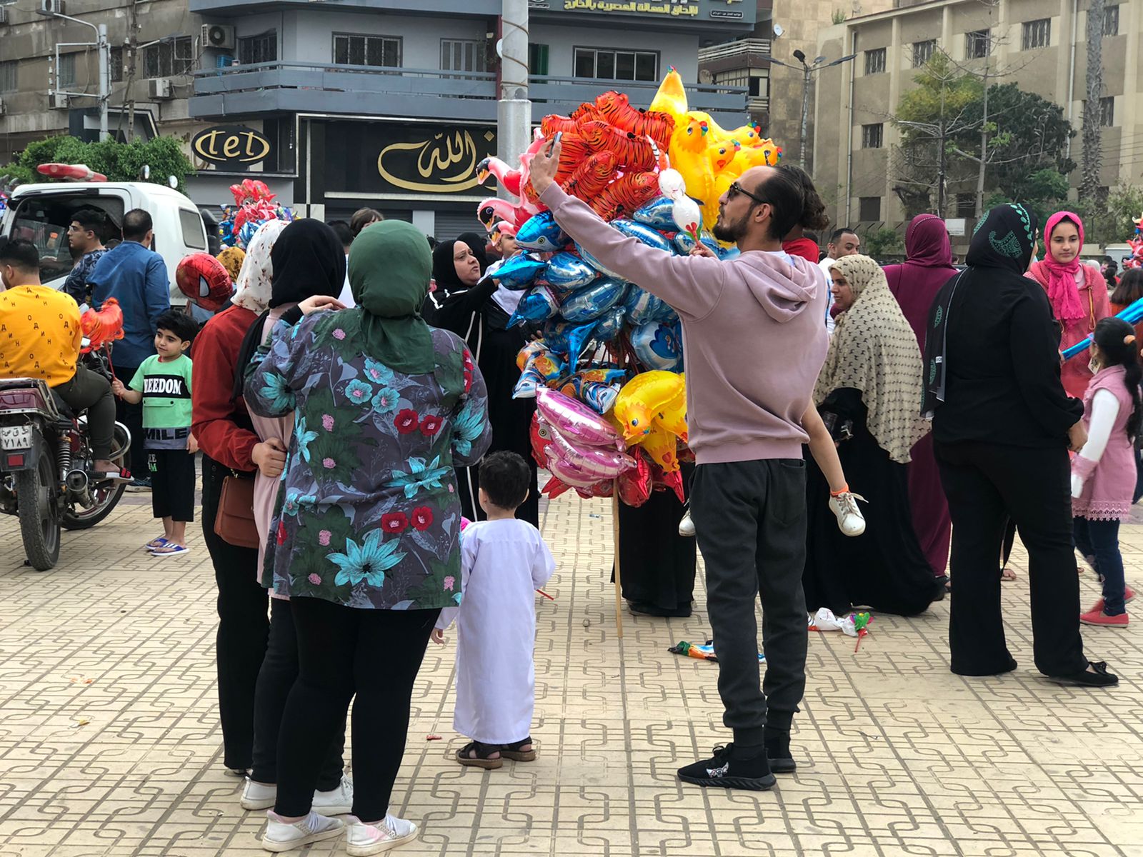 أهالى المنصورة يحتفلون مع أطفالهم بالعيد (4)