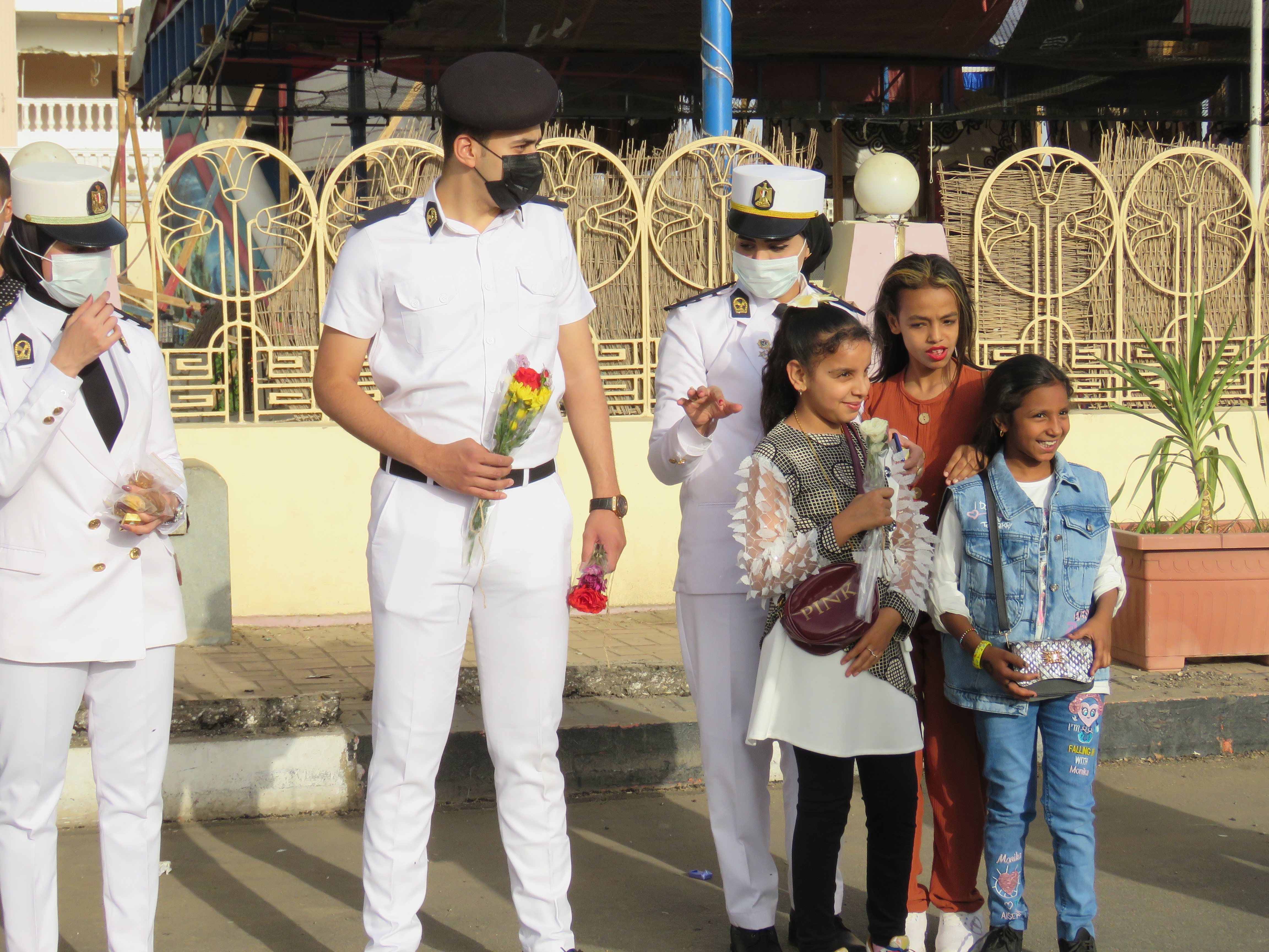 مدير أمن سوهاج يوزع الحلوى والورود على المواطنين فى العيد (1)