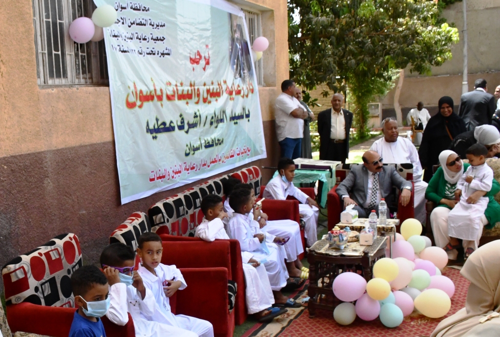 محافظ أسوان يوزع العيدية والهدايا على الأطفال (6)