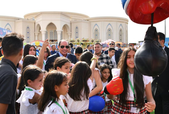 الرئيس السيسى يحتفل مع ابناء الشهداء بعيد الفطر المبارك (4)