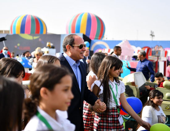 الرئيس السيسى يحتفل مع ابناء الشهداء بعيد الفطر المبارك (6)