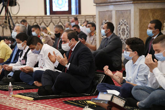 الرئيس السيسى يشهد احتفالية عيد الفطر مع أبناء الشهداء (1)