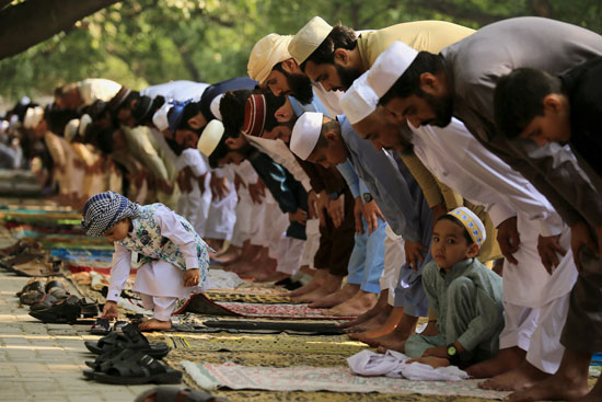 الأطفال ينضمون للكبار خلال صلاة عيد الفطر في بيشاور ، باكستان