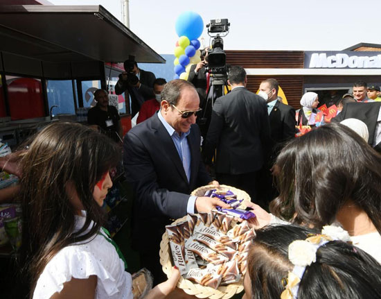 الرئيس السيسى يحتفل مع ابناء الشهداء بعيد الفطر المبارك (3)