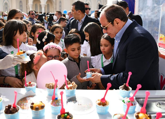 الرئيس السيسى يحتفل مع ابناء الشهداء بعيد الفطر المبارك (1)