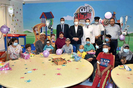 محافظ-الأقصر-يحتفل-بالعيد-مع-أطفال-السرطان--(7)