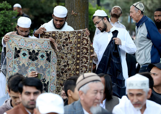 مسلمو قيرغيزستان يصلون لإقامة صلاة عيد الفطر في مدينة بيشكيك