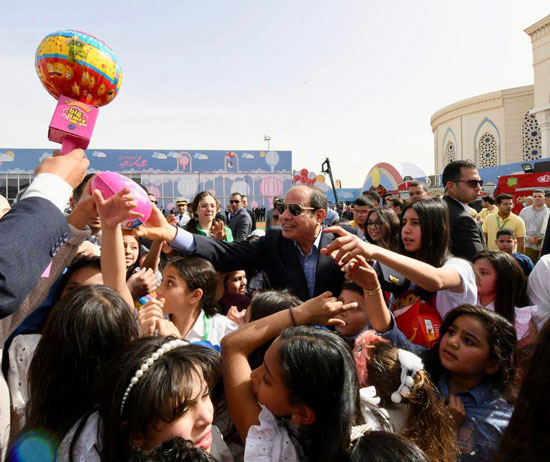 الرئيس السيسى يحتفل مع ابناء الشهداء بعيد الفطر المبارك (5)