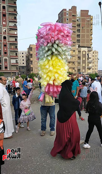 الأهالي-يشترون-البالونات-لأطفالهم-عقب-انتهاء-صلاة-العيد