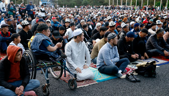 يحتفل المسلمون في جميع أنحاء العالم بعيد الفطر