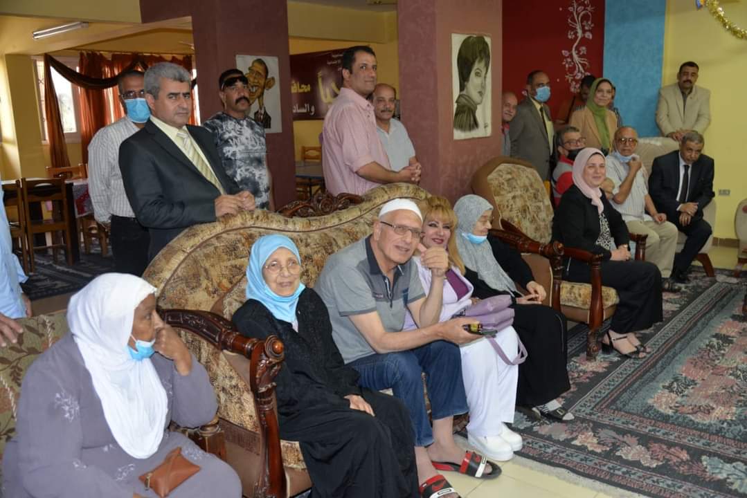محافظ الإسماعيلية يشارك نزلاء دار ضيافة كبار السن احتفالهم بالعيد (11)
