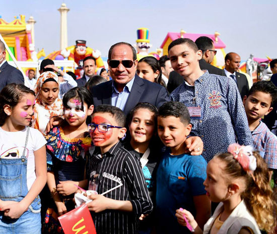 الرئيس السيسى يشهد احتفالية عيد الفطر مع أبناء الشهداء (48)
