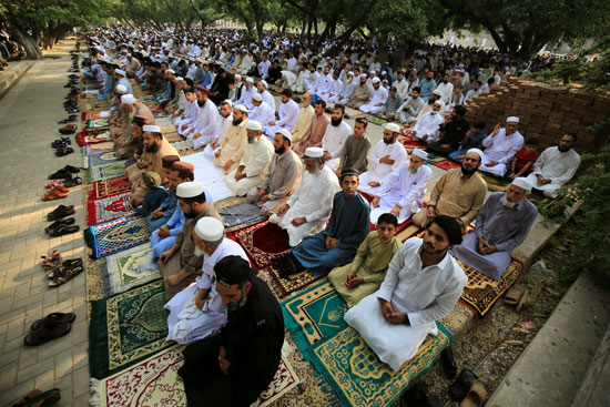 صلاة عيد الفطر في بيشاور ، باكستان