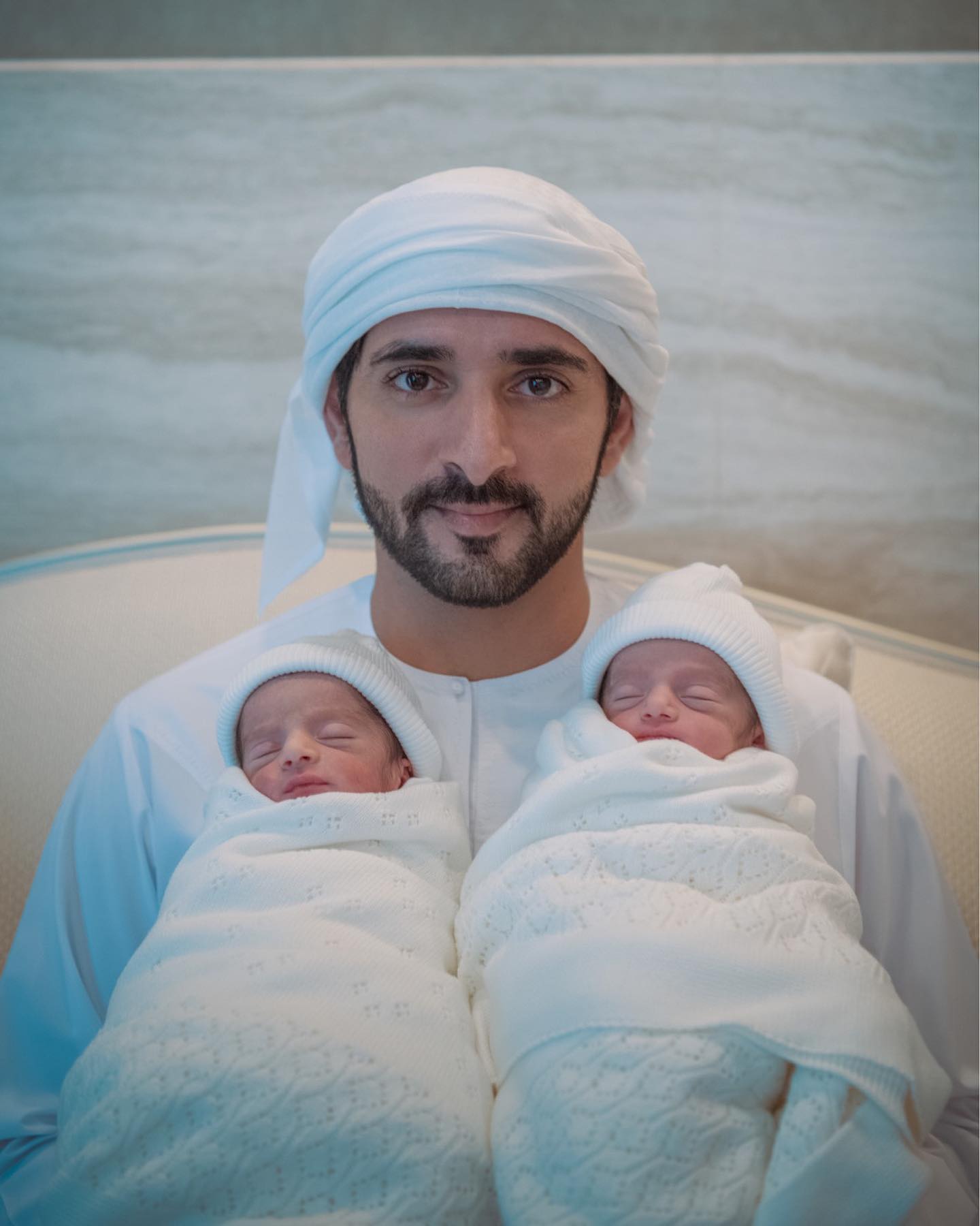 الشيخ حمدان مع توءمه راشد وشيخة
