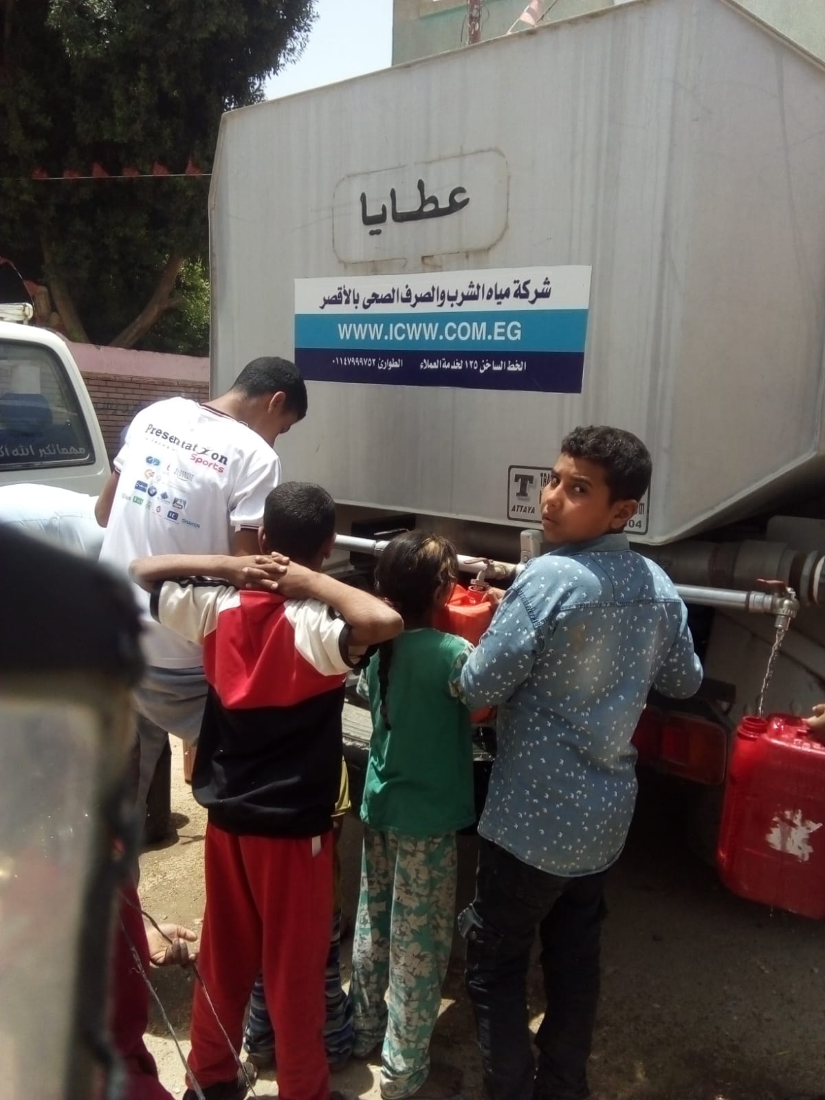 مدينة الزينية توفر سيارة مياه نقية لأهالى قرية المدامود بحرى  (1)