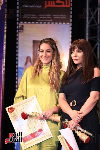 جائزة أفضل ممثلة دراما للنجمة منى زكى عن مسلسل لعبة نيوتن (2)